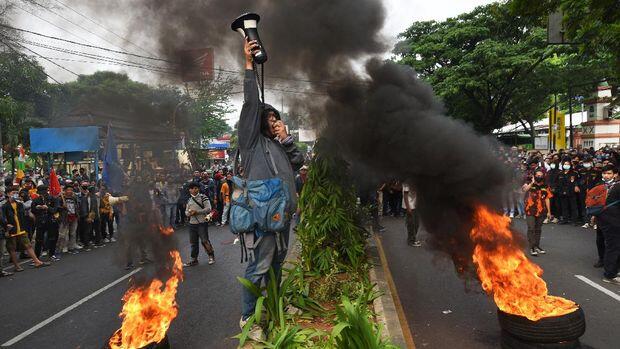 Mosi Tidak Percaya Bergemuruh di Penjuru Negeri