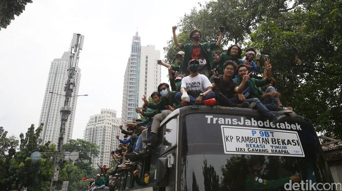 Mahasiswa Konvoi Menuju Istana Negara