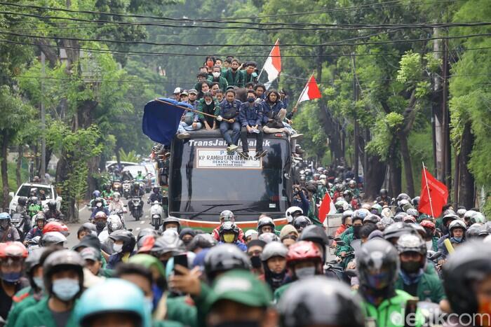 Mahasiswa Konvoi Menuju Istana Negara