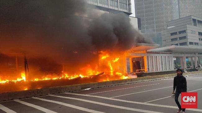 Demo Makin Memanas, Halte Bundaran HI Dibakar