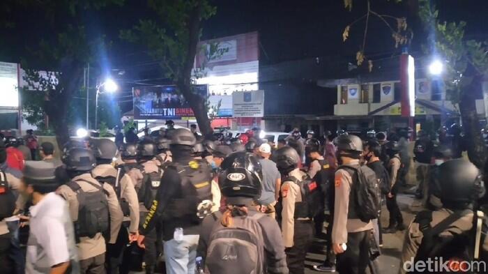 Tuntut Rekan Dibebaskan, Mahasiswa Serang Polsek Rappocini Makassar