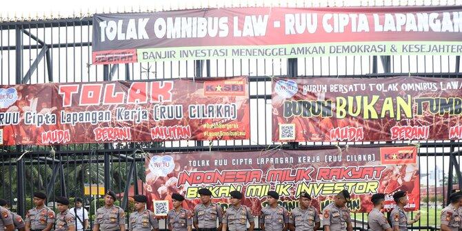 Marak Demo Tolak UU Cipta Kerja, Angka Covid-19 Diprediksi Bakal Naik