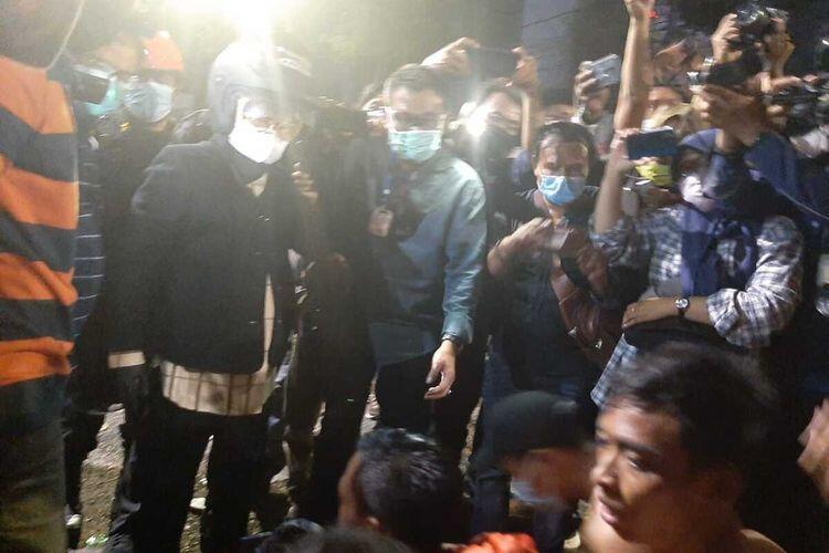 Demonstran Kenak Sentak Sama Bu Risma Terkait Omnibus Law