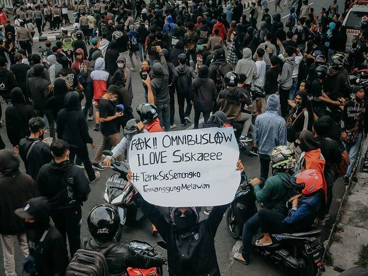 Kumpulan Poster Lucu Saat Demo Tolak RUU Omnibus Law