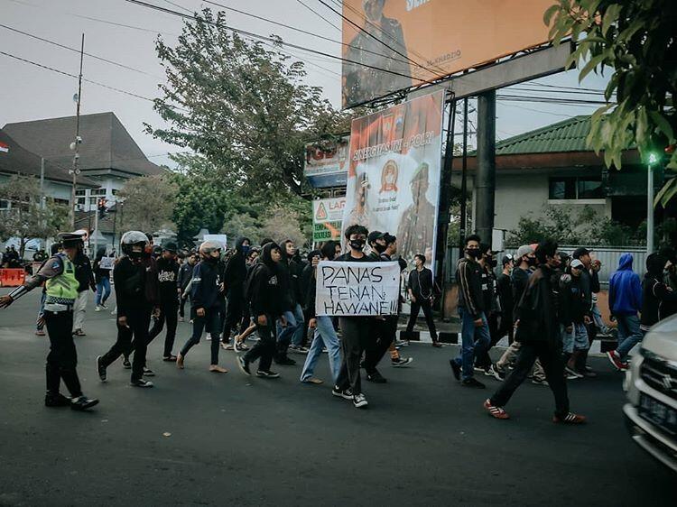 Kumpulan Poster Lucu Saat Demo Tolak RUU Omnibus Law