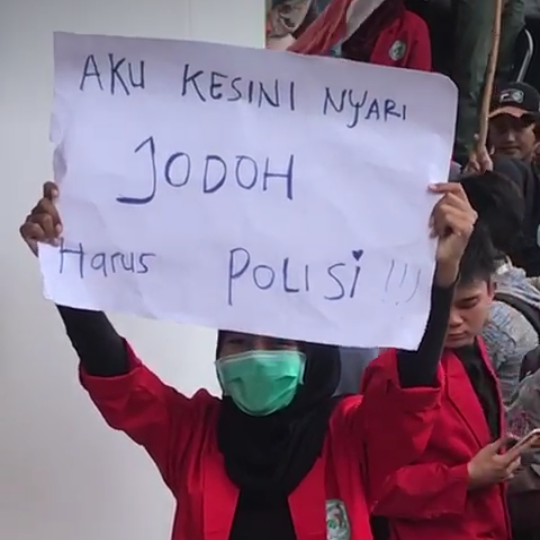 Kumpulan Poster Lucu Saat Demo Tolak RUU Omnibus Law