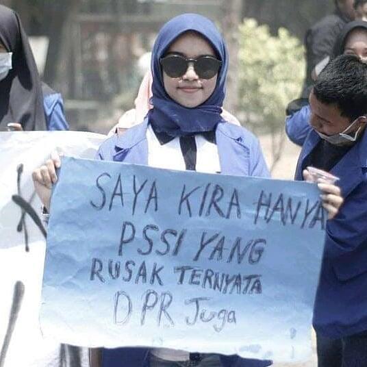 Kumpulan Poster Lucu Saat Demo Tolak RUU Omnibus Law