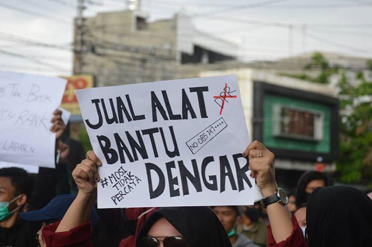 Kumpulan Poster Lucu Saat Demo Tolak RUU Omnibus Law