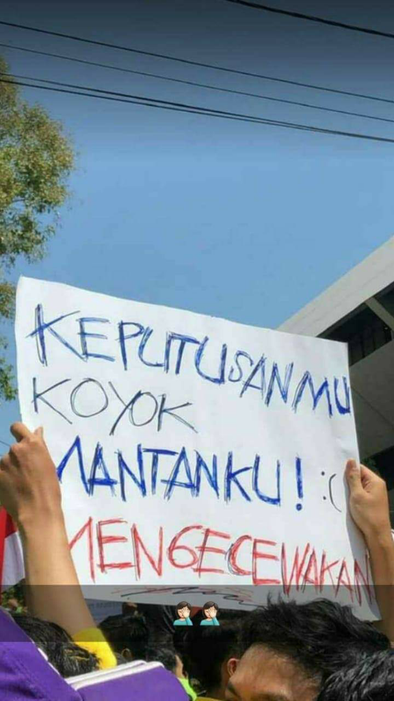 Kumpulan Poster Lucu Saat Demo Tolak RUU Omnibus Law