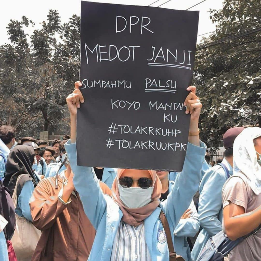Kumpulan Poster Lucu Saat Demo Tolak RUU Omnibus Law