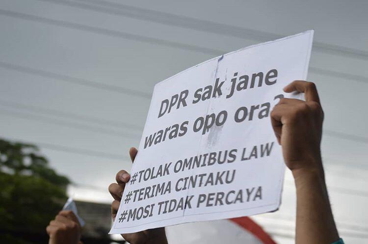 Kumpulan Poster Lucu Saat Demo Tolak RUU Omnibus Law