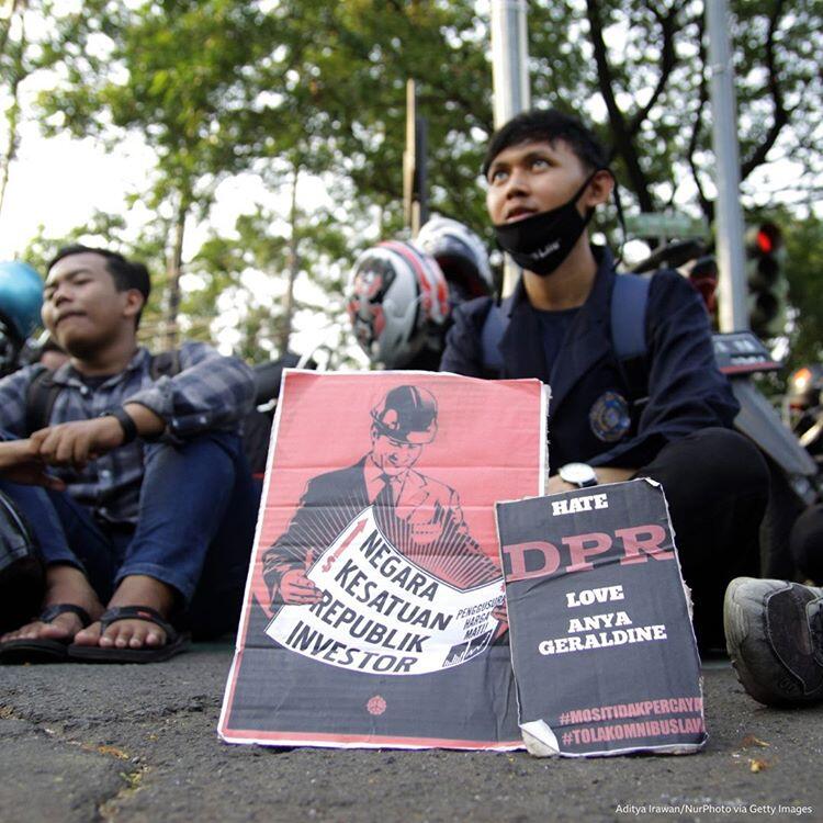 Kumpulan Poster Lucu Saat Demo Tolak RUU Omnibus Law