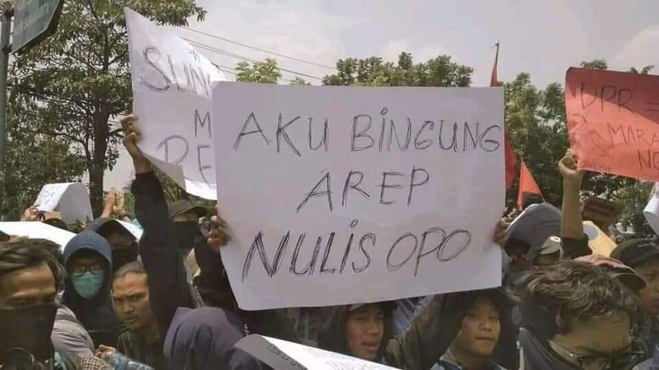 Kumpulan Poster Lucu Saat Demo Tolak RUU Omnibus Law