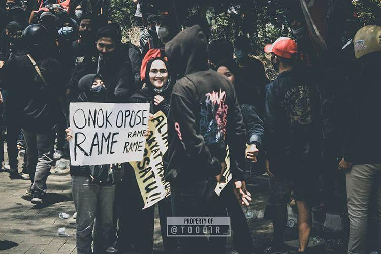 Kumpulan Poster Lucu Saat Demo Tolak RUU Omnibus Law