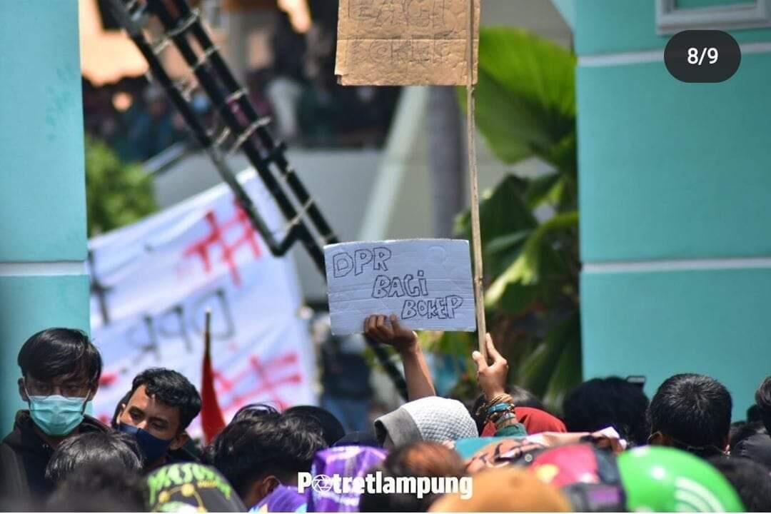 Kumpulan Poster Lucu Saat Demo Tolak RUU Omnibus Law