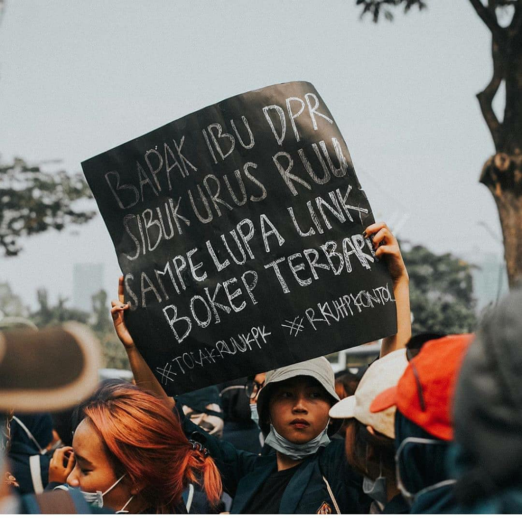 Kumpulan Poster Lucu Saat Demo Tolak RUU Omnibus Law