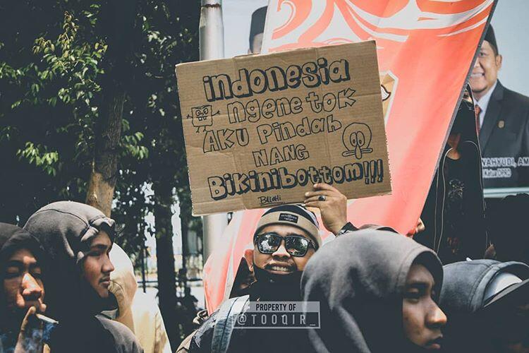 Kumpulan Poster Lucu Saat Demo Tolak RUU Omnibus Law