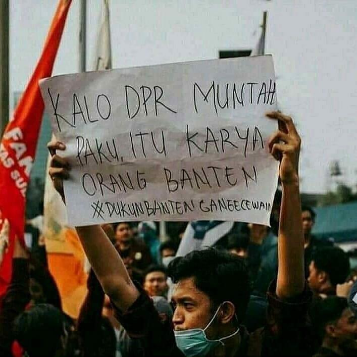 Kumpulan Poster Lucu Saat Demo Tolak RUU Omnibus Law