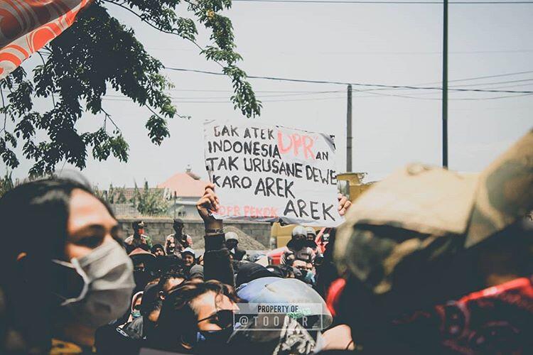Kumpulan Poster Lucu Saat Demo Tolak RUU Omnibus Law