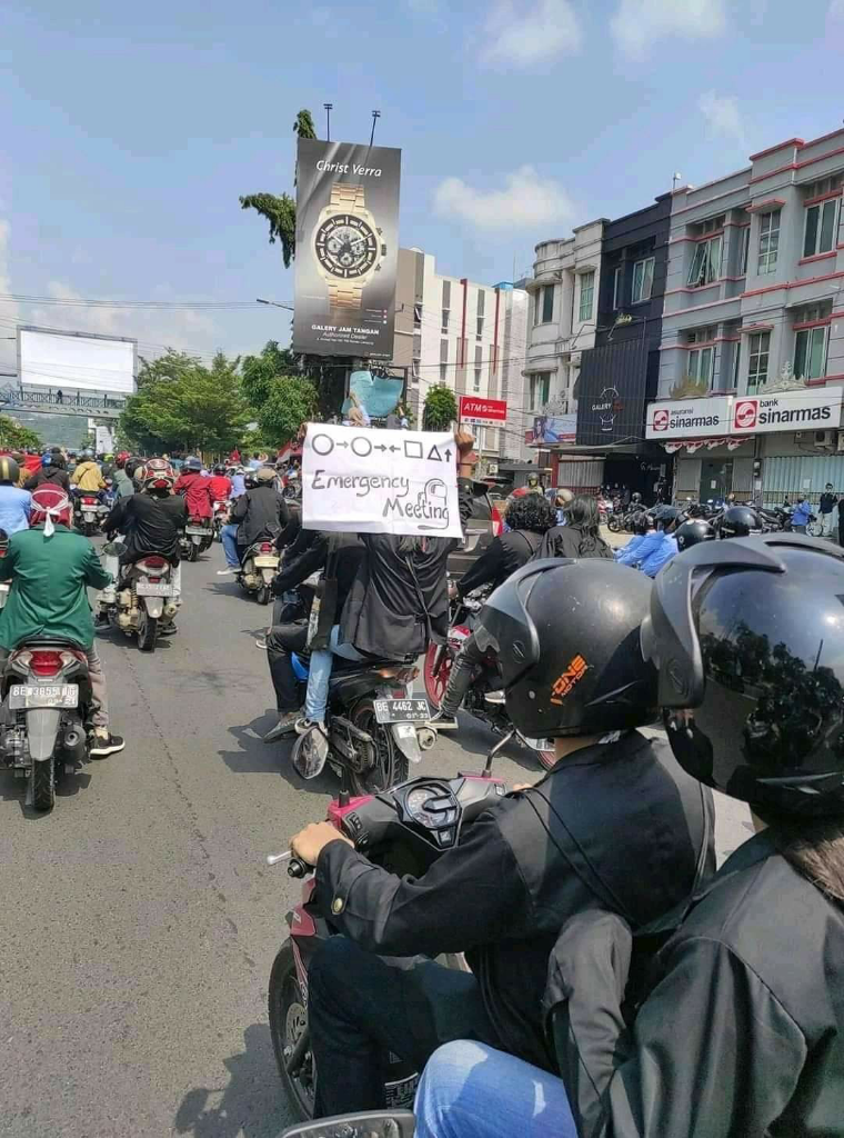 Kumpulan Poster Lucu Saat Demo Tolak RUU Omnibus Law