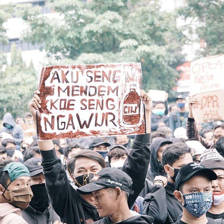 Kumpulan Poster Lucu Saat Demo Tolak RUU Omnibus Law