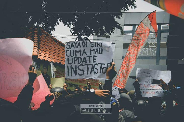 Kumpulan Poster Lucu Saat Demo Tolak RUU Omnibus Law