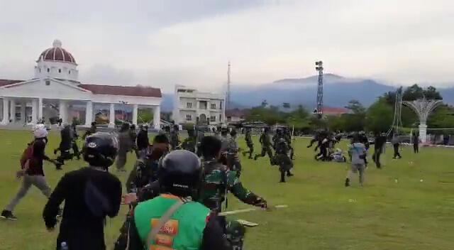 Selamatkan Demonstran Usai Dipukuli Oknum Polisi, TNI banjir Pujian