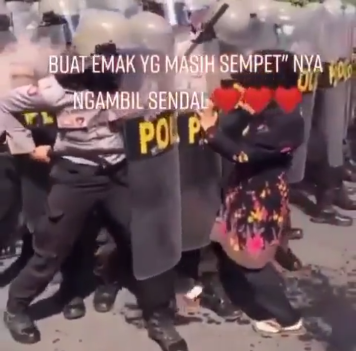 The Power of Emak, Lagi Demo Nekat Terjang Barisan Polisi Demi Ambil Sendal Jepit!