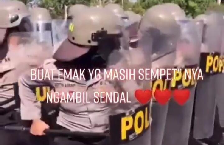 Tak Kenal Rasa Takut, Emak-emak Demonstran Ini Ambil Sandal Di Bawah Barisan Polisi!