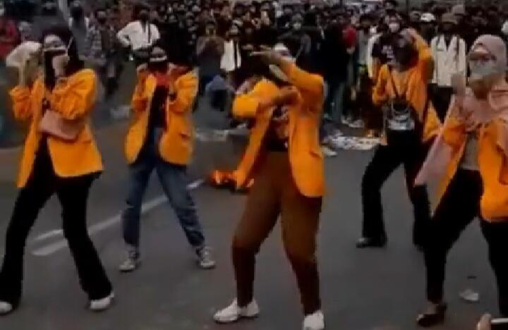 Tak Kenal Rasa Takut, Emak-emak Demonstran Ini Ambil Sandal Di Bawah Barisan Polisi!