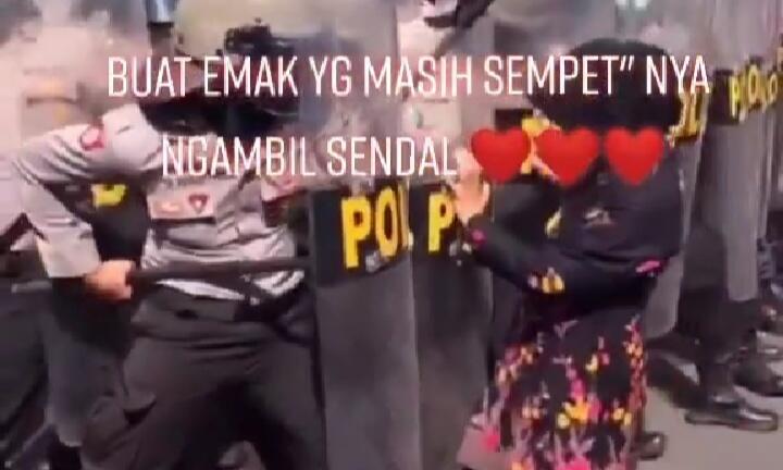 Tak Kenal Rasa Takut, Emak-emak Demonstran Ini Ambil Sandal Di Bawah Barisan Polisi!
