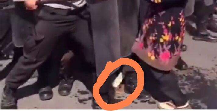 Tak Kenal Rasa Takut, Emak-emak Demonstran Ini Ambil Sandal Di Bawah Barisan Polisi!