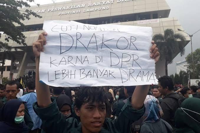 Mantap! Romansa Dalam Demonstrasi, Mencari Keadilan Dan Juga Jodoh! 