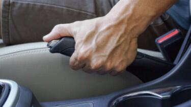 Belum Banyak Yang Tahu, Tarik Rem Tangan Saat Parkir Merusak Mobil