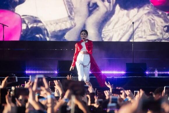 Konser di Los Angeles, Niki Zefanya Kibarkan Sang Merah Putih