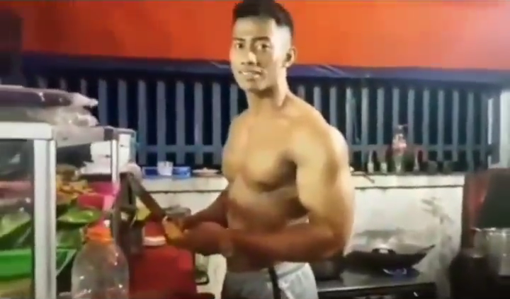 Viral Penjual Pecel Lele Atletis Telanjang Dada, Netijen : Awas Keringatnya Netes!