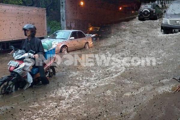 Diguyur Hujan Lebat, Sejumlah Wilayah Jaktim Tergenang 10-30 Cm