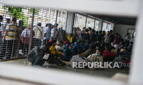 Penyebar Hoaks, Pelaku Aksi Diamankan, dan Diamnya Presiden