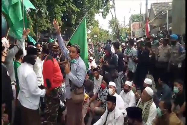 Kiainya Disebut Antek PKI, Ribuan Warga NU Kepung Polres Pamekasan