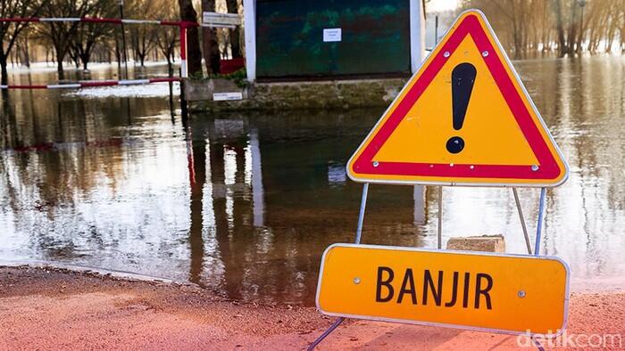 Info BANJIR JAKARTA Malam Ini: 32 RT Tergenang