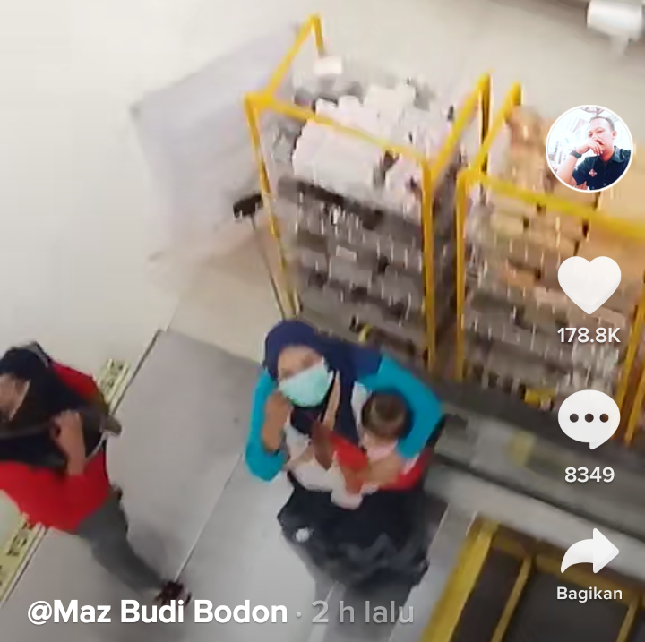 Naik Eskalator Gendong Bayi, Ibu Ini Jatuh Tersungkur Gegara Dipeluk Temannya!