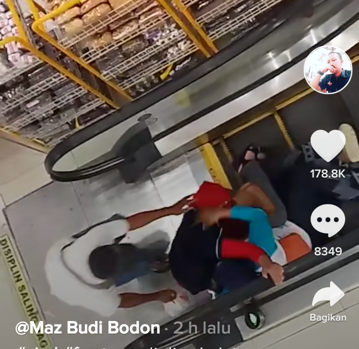 Naik Eskalator Gendong Bayi, Ibu Ini Jatuh Tersungkur Gegara Dipeluk Temannya!
