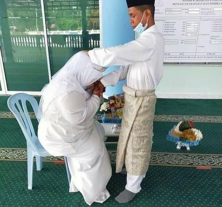 Pasang Spanduk Cari Jodoh di Jalan, Pria Ini Temukan Pasangan Hidup! Jomlo Boleh Coba