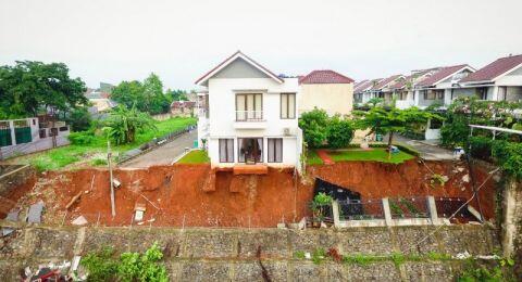 Banjir dan Longsor, Ribuan Warga Jakarta Kini Tidur di Masjid hingga Musala