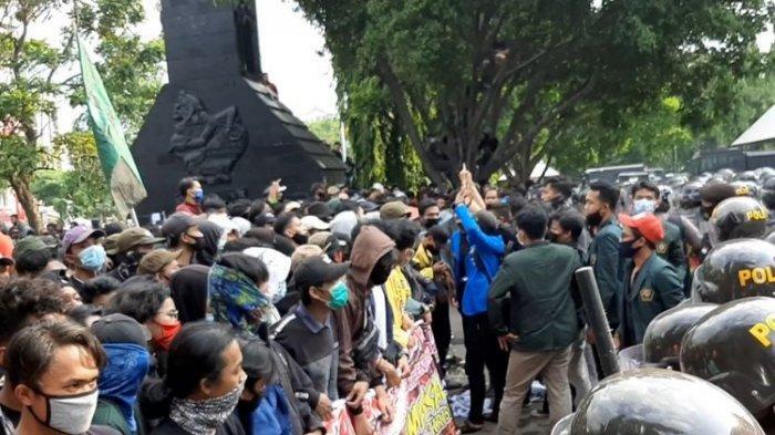 PERIKSA Ponsel Penyusup DemoTolak UU CiptaKerja, Pangdam Jaya Syok Isinya, Terkuak ..