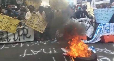 Lucu! Pendemo Ini Takut Pulang Karena Botol Minumnya Hilang
