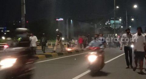 Mencekam! Massa Tutup Jalan dan Aksi Bakar-bakaran di Budi Kemuliaan