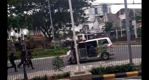 Viral Ambulans Diserang Polisi! Ditembaki Gas Air Mata hingga Jalan Mundur