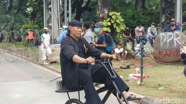 Abah Zaini dari Banten Ikut Demo PA 212 dkk, Naik Sepeda Berjok Paku