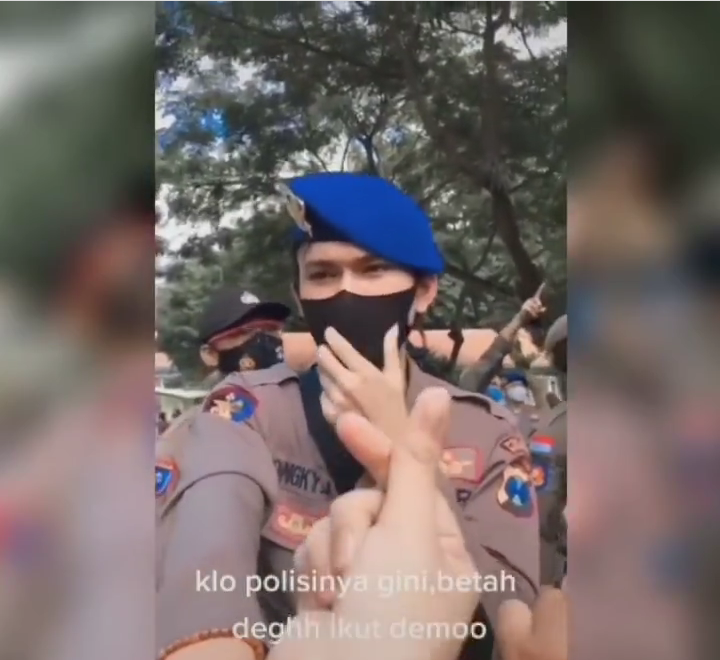 Mahasiswi Ajak Kenalan Polisi Ganteng Saat Demo, Netijen : Dasar Gak Tau Malu!